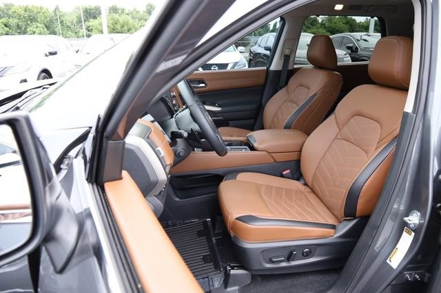 Certified 2025 Nissan Pathfinder Platinum w/ Cargo Package FWD image 10