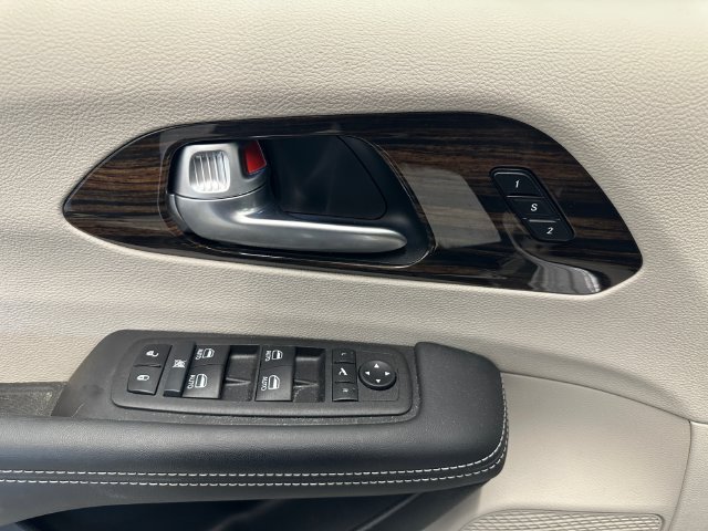 Used 2024 Chrysler Pacifica Limited AWD/4WD image 25