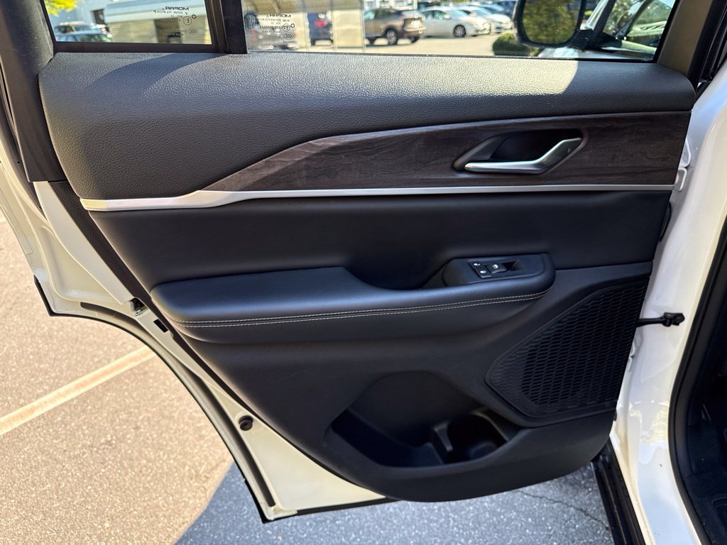 Used 2023 Jeep Grand Cherokee Limited AWD/4WD image 33