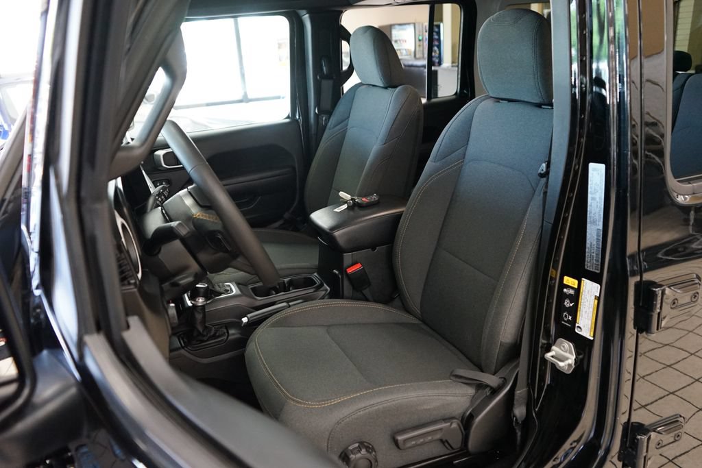 Used 2024 Jeep Wrangler Unlimited AWD/4WD image 2