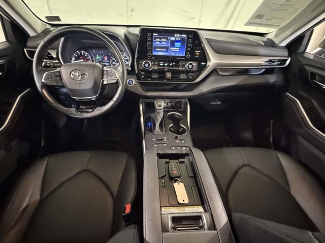 Used 2021 Toyota Highlander XLE AWD/4WD image 25