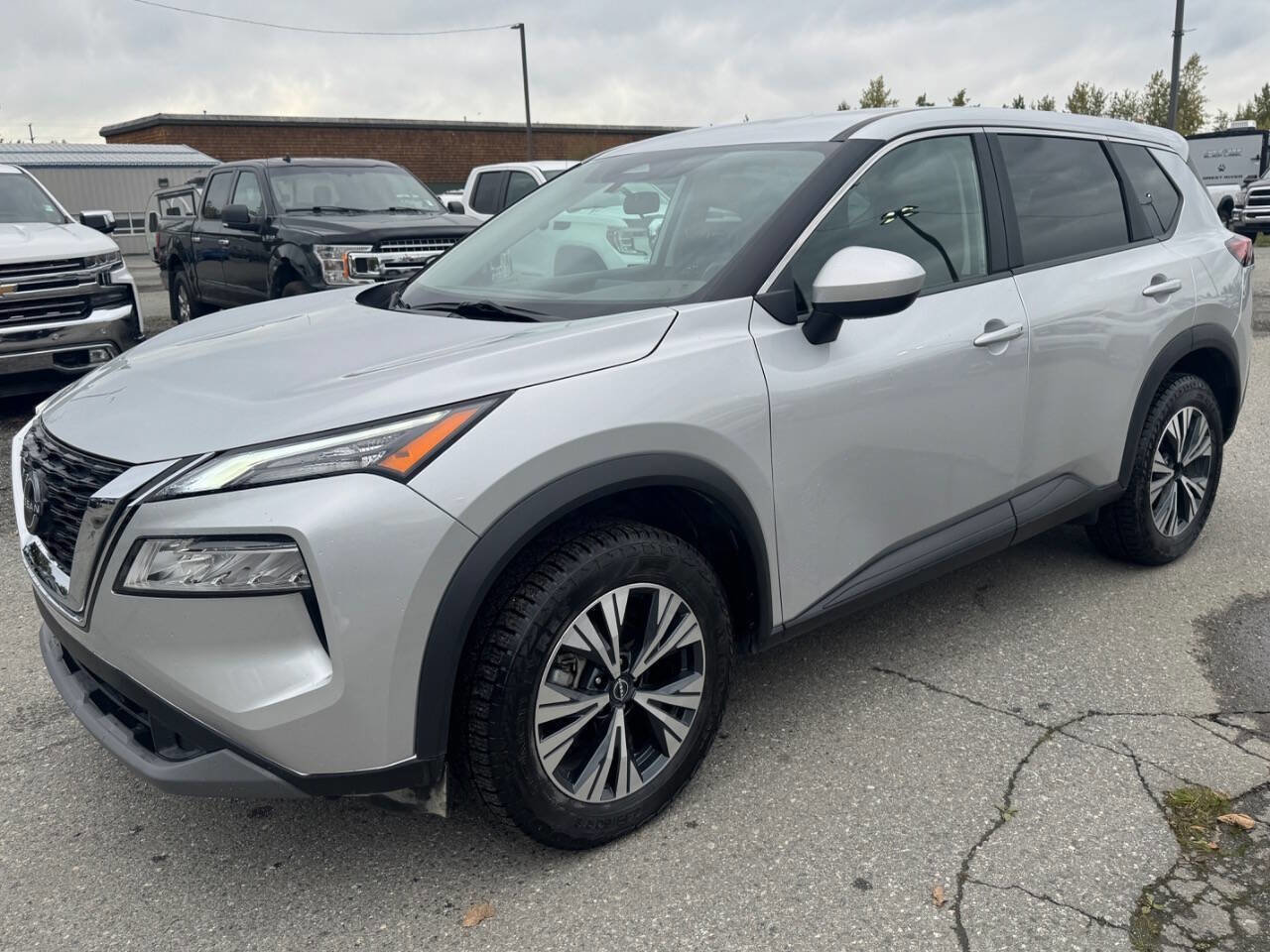 Used 2023 Nissan Rogue SV image 1