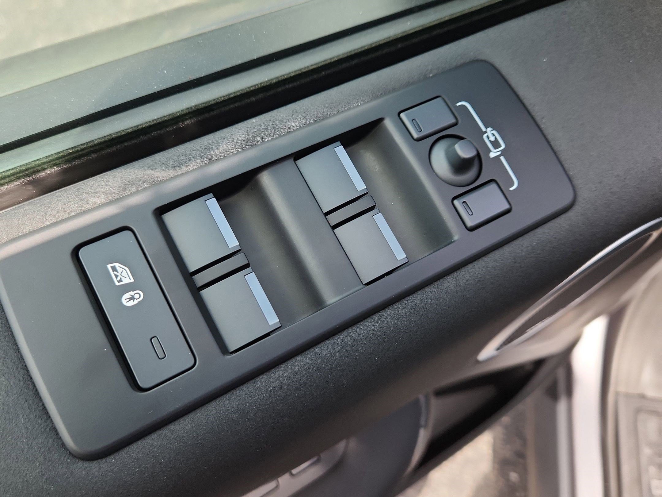 Certified 2025 Land Rover Discovery S image 10