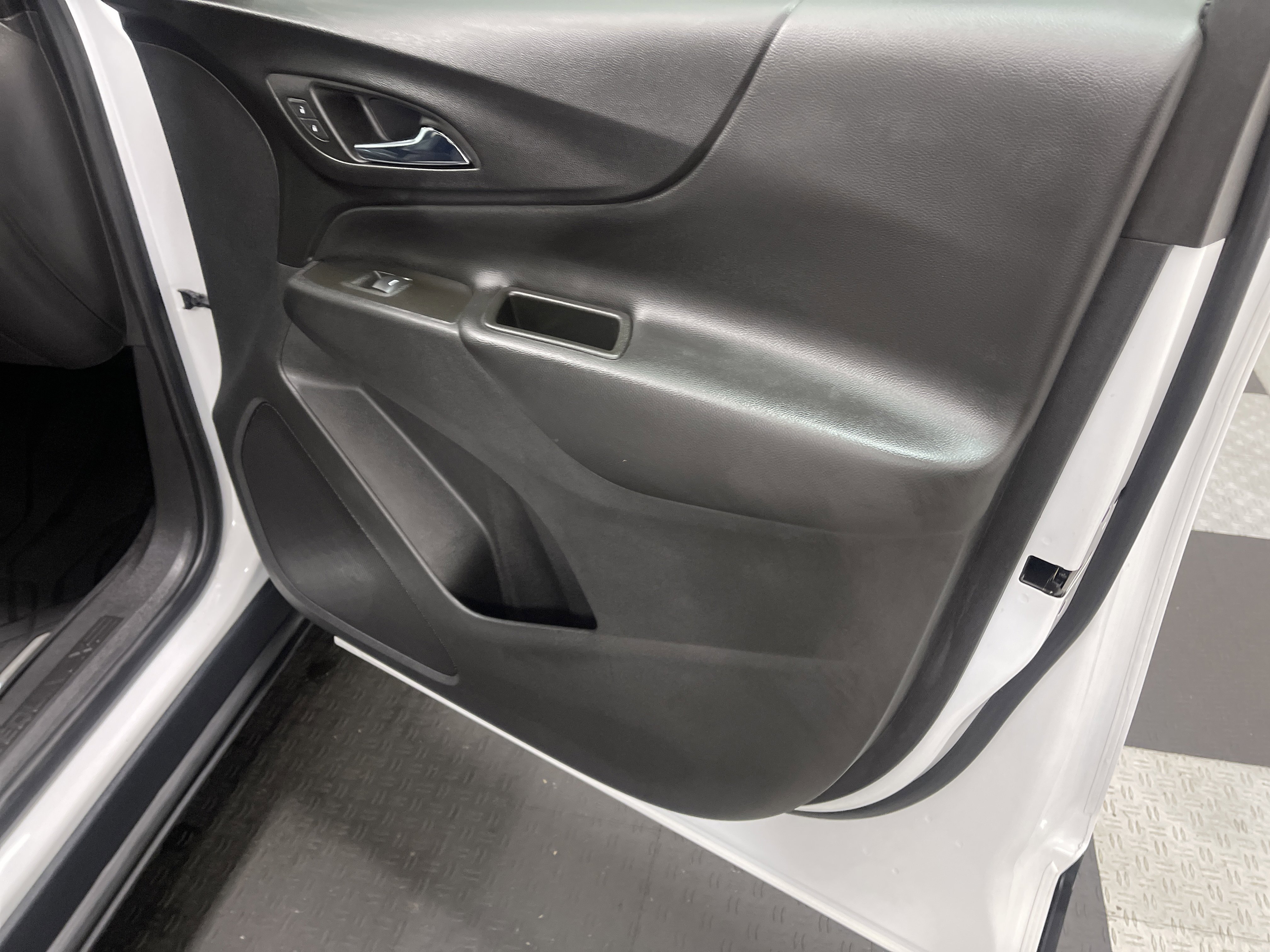 Used 2022 Chevrolet Equinox LT w/ Driver Convenience Package image 26