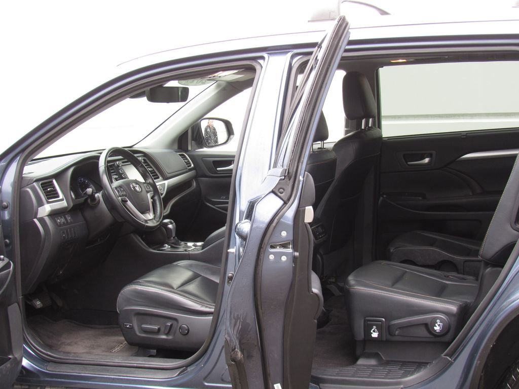 Used 2017 Toyota Highlander XLE AWD/4WD image 13