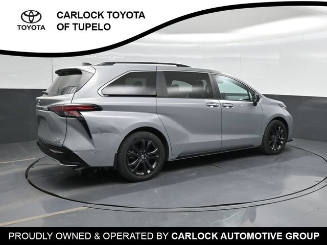 Used 2024 Toyota Sienna XSE FWD image 3