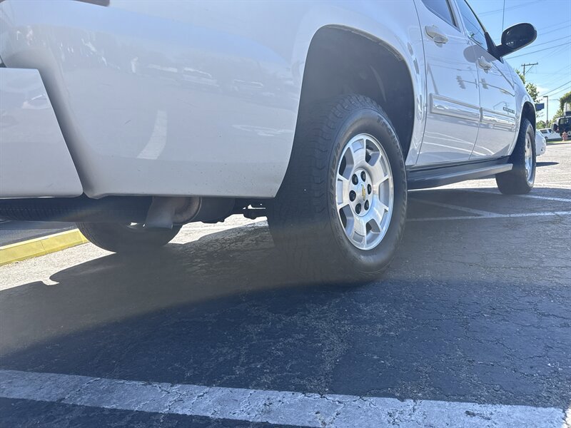 Used 2012 Chevrolet Avalanche LS w/ Convenience Package AWD/4WD image 5