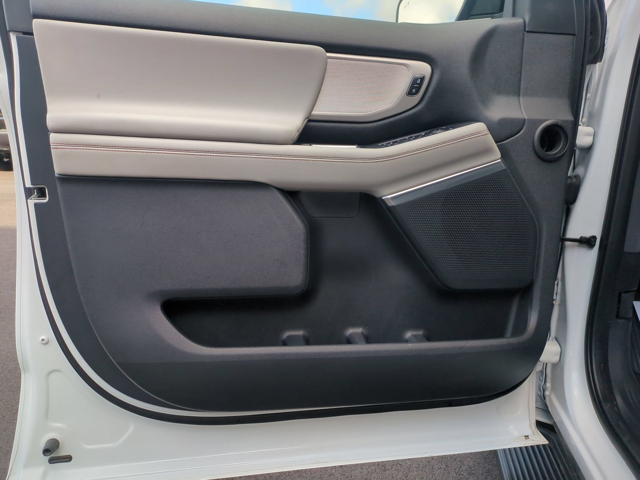 Certified 2025 Ford Expedition Active AWD/4WD image 11