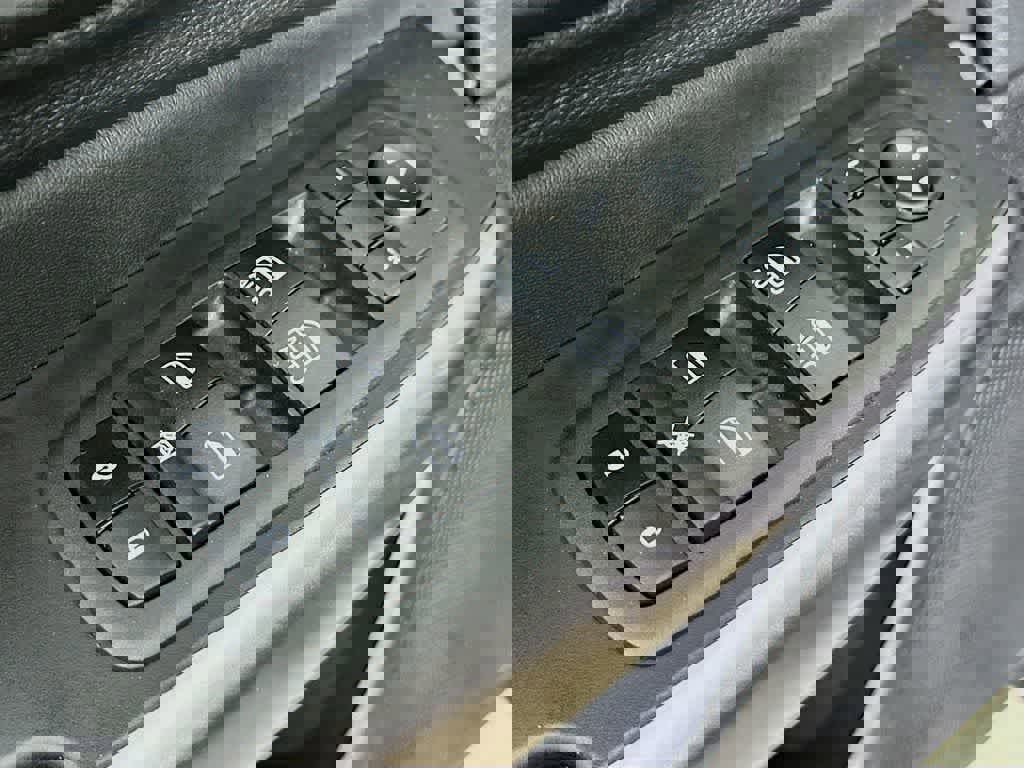 Used 2022 Jeep Cherokee Limited AWD/4WD image 29