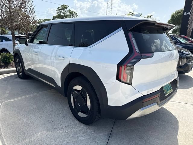 Certified 2024 Kia EV9 Light Long Range RWD image 4