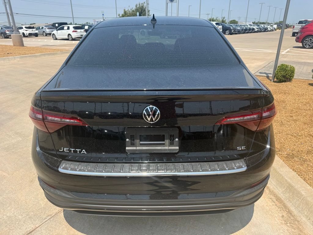 Certified 2023 Volkswagen Jetta SE w/ Panoramic Sunroof Package FWD image 4