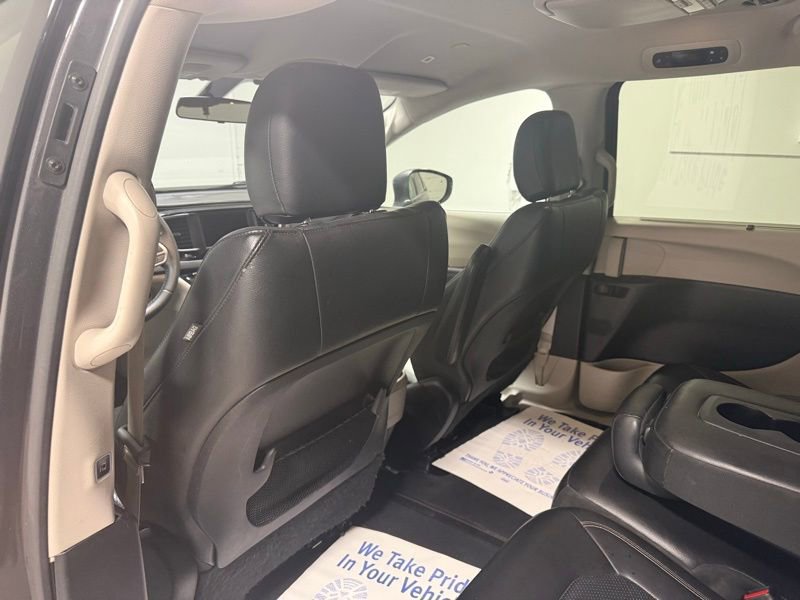 Used 2018 Chrysler Pacifica Touring-L image 17