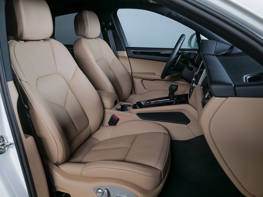 Certified 2026 Porsche Macan AWD/4WD image 9