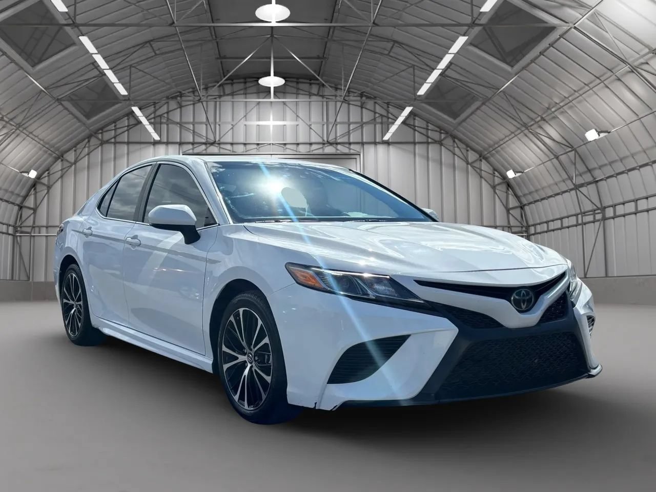 Used 2018 Toyota Camry SE FWD image 1