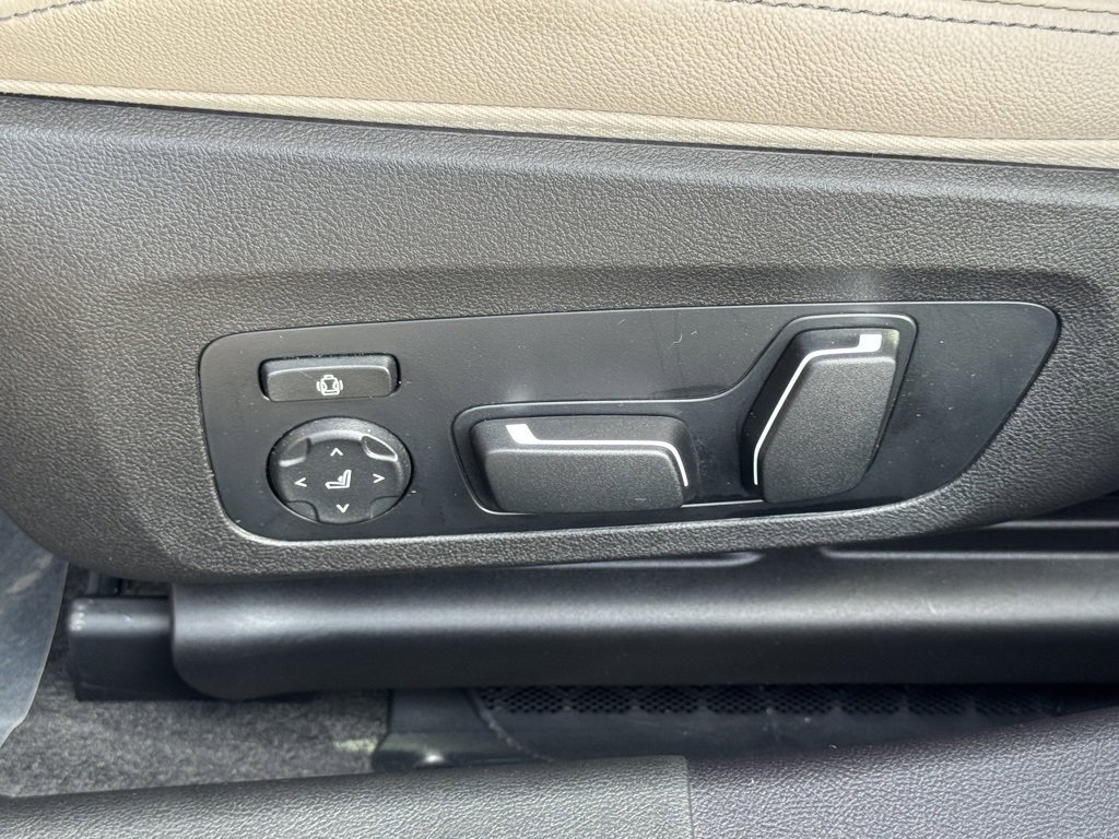 Used 2025 BMW 330i Sedan w/ Premium Package image 21