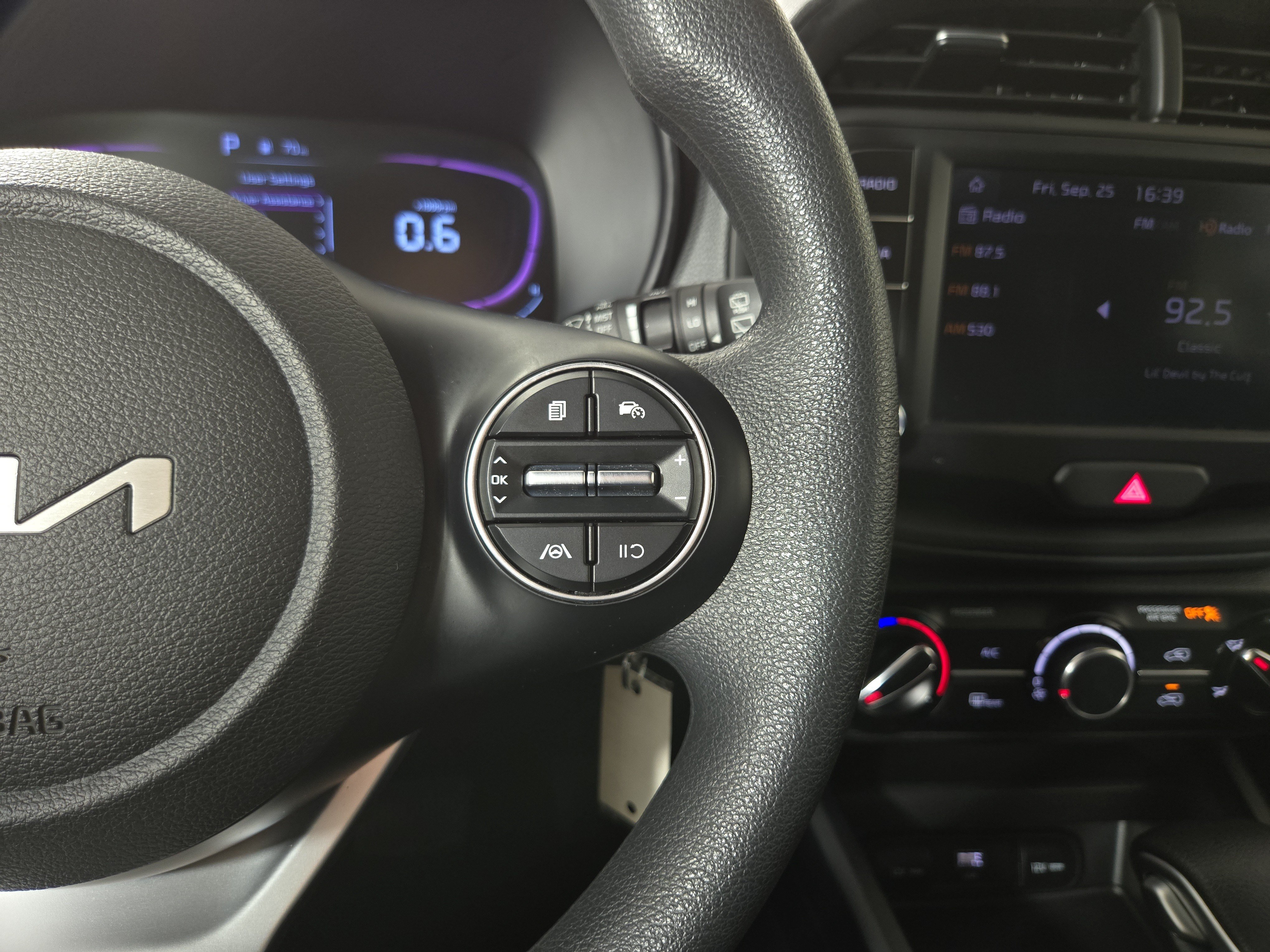 Used 2024 Kia Soul LX w/ LX Technology Package FWD image 17