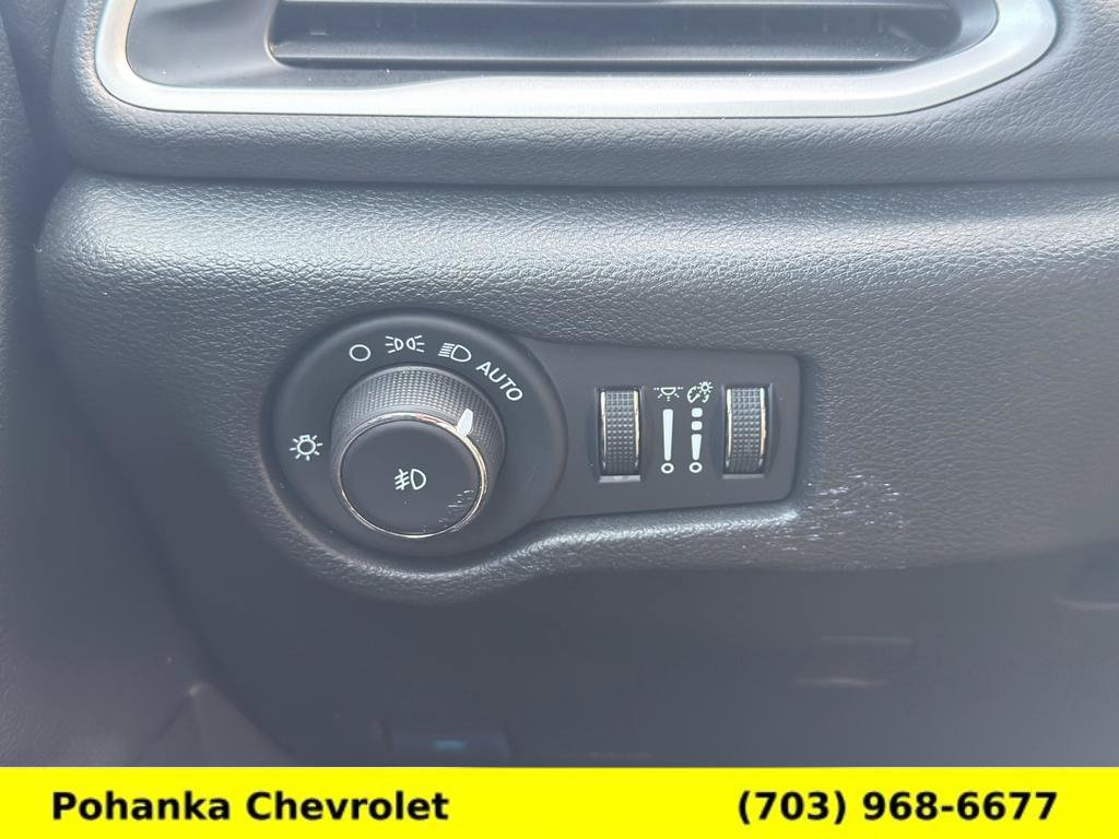 Used 2025 Chrysler Pacifica Select FWD image 14