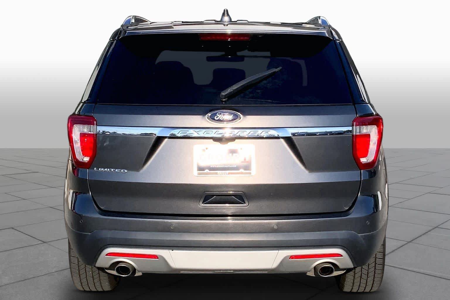 Used 2017 Ford Explorer Limited w/ Equipment Group 301A FWD image 4