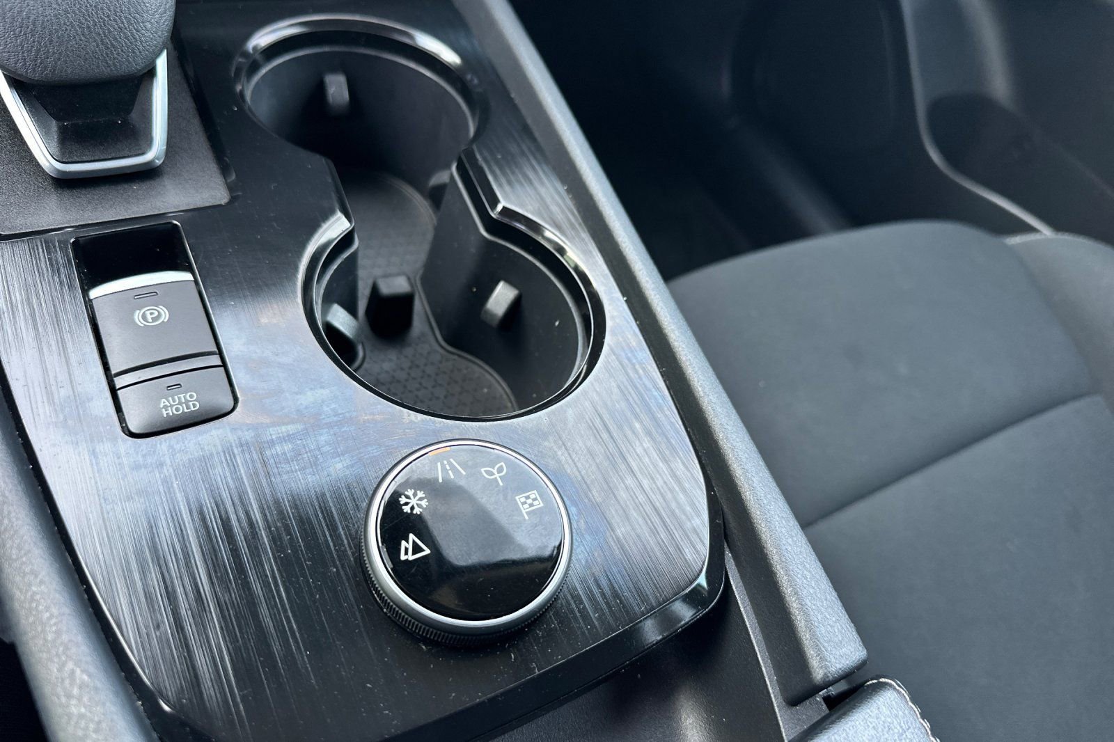 Used 2024 Nissan Rogue S image 31