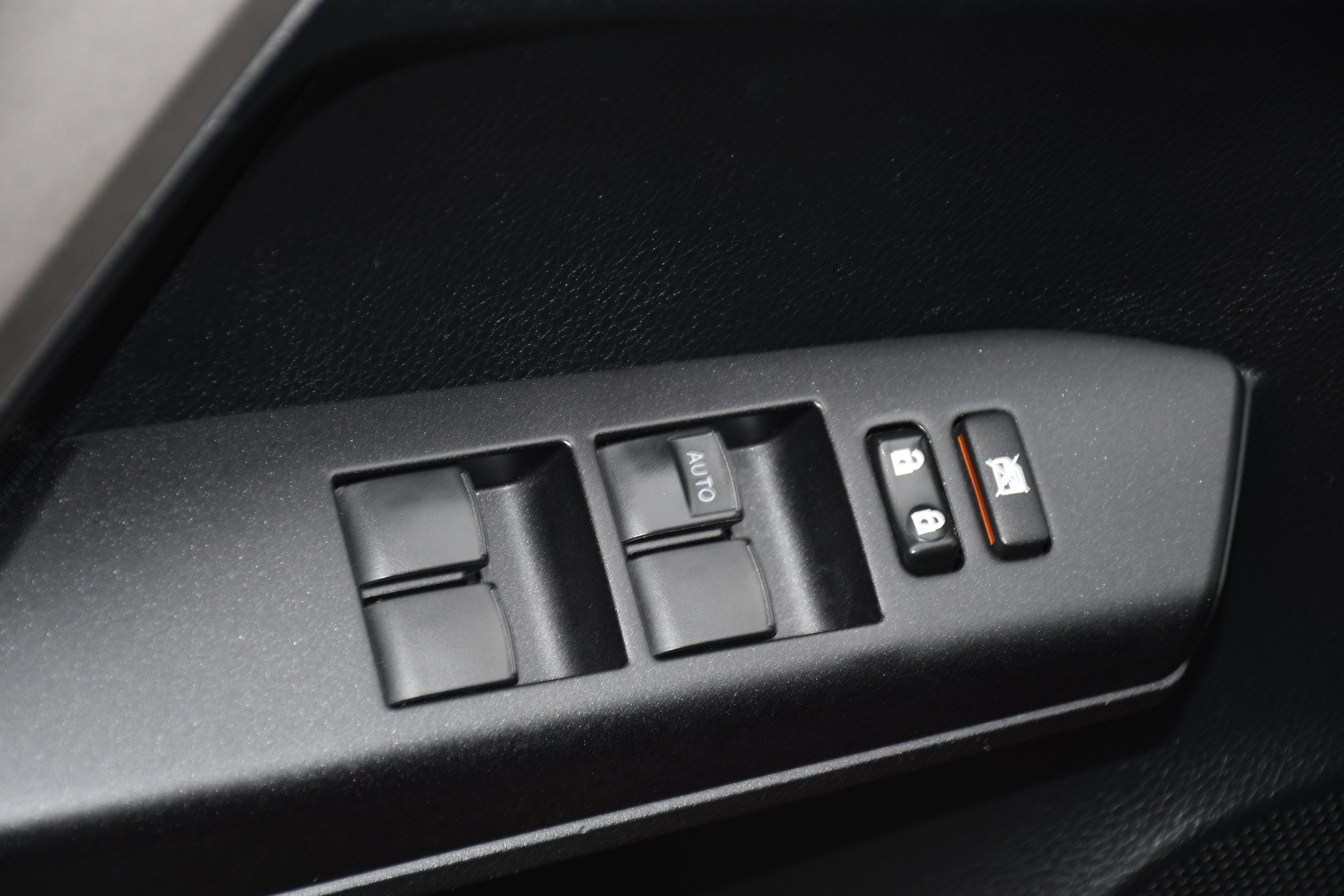 Used 2018 Toyota RAV4 LE FWD image 10