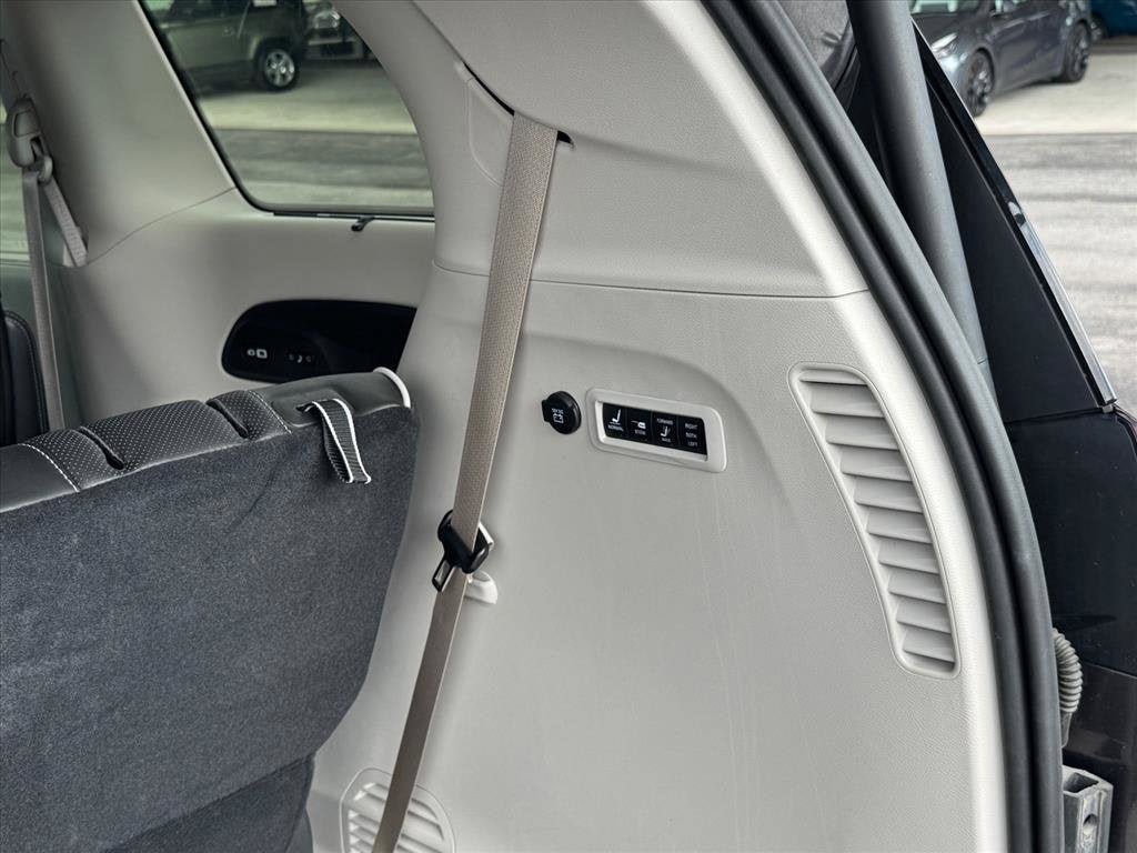 Used 2022 Chrysler Pacifica Limited AWD/4WD image 19