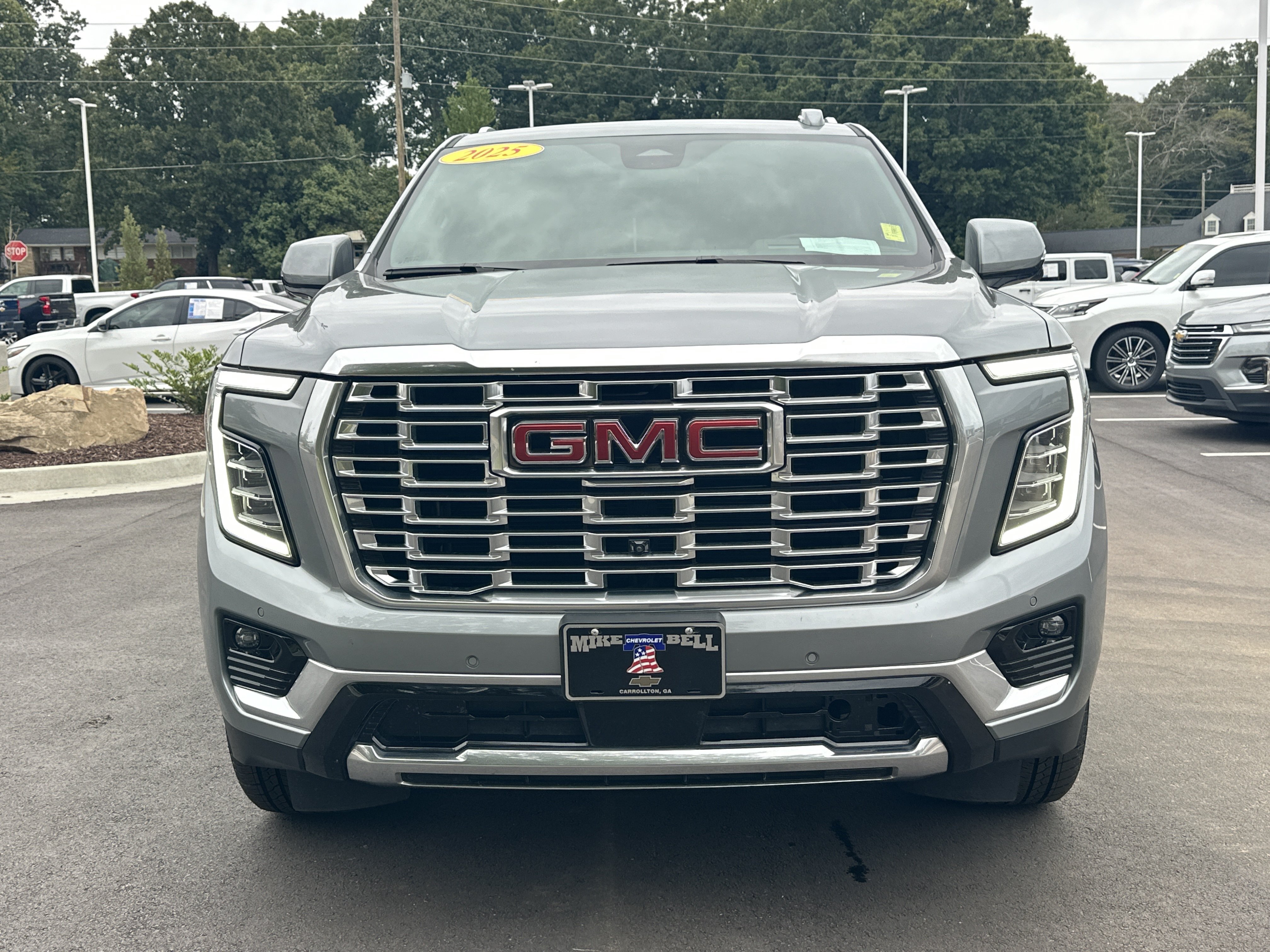 Used 2025 GMC Yukon XL Denali RWD image 3