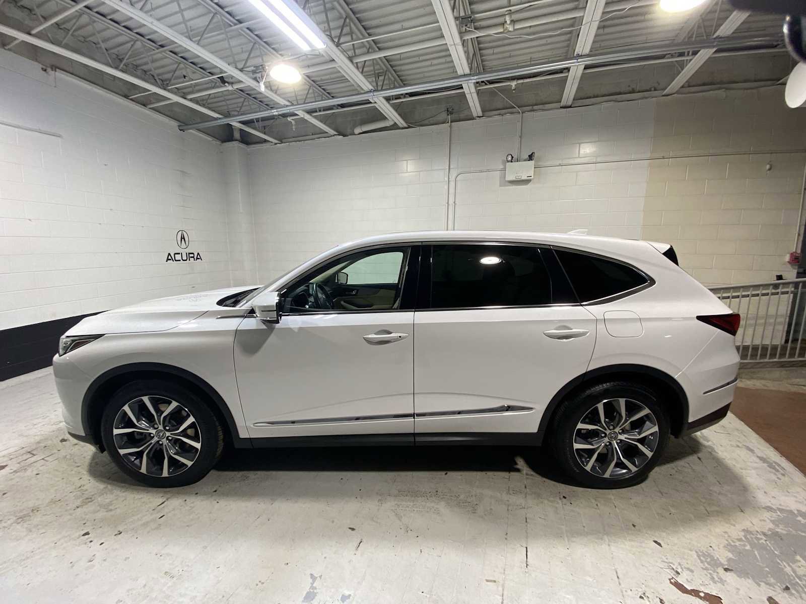 Certified 2023 Acura MDX SH-AWD w/ Technology Package image 3