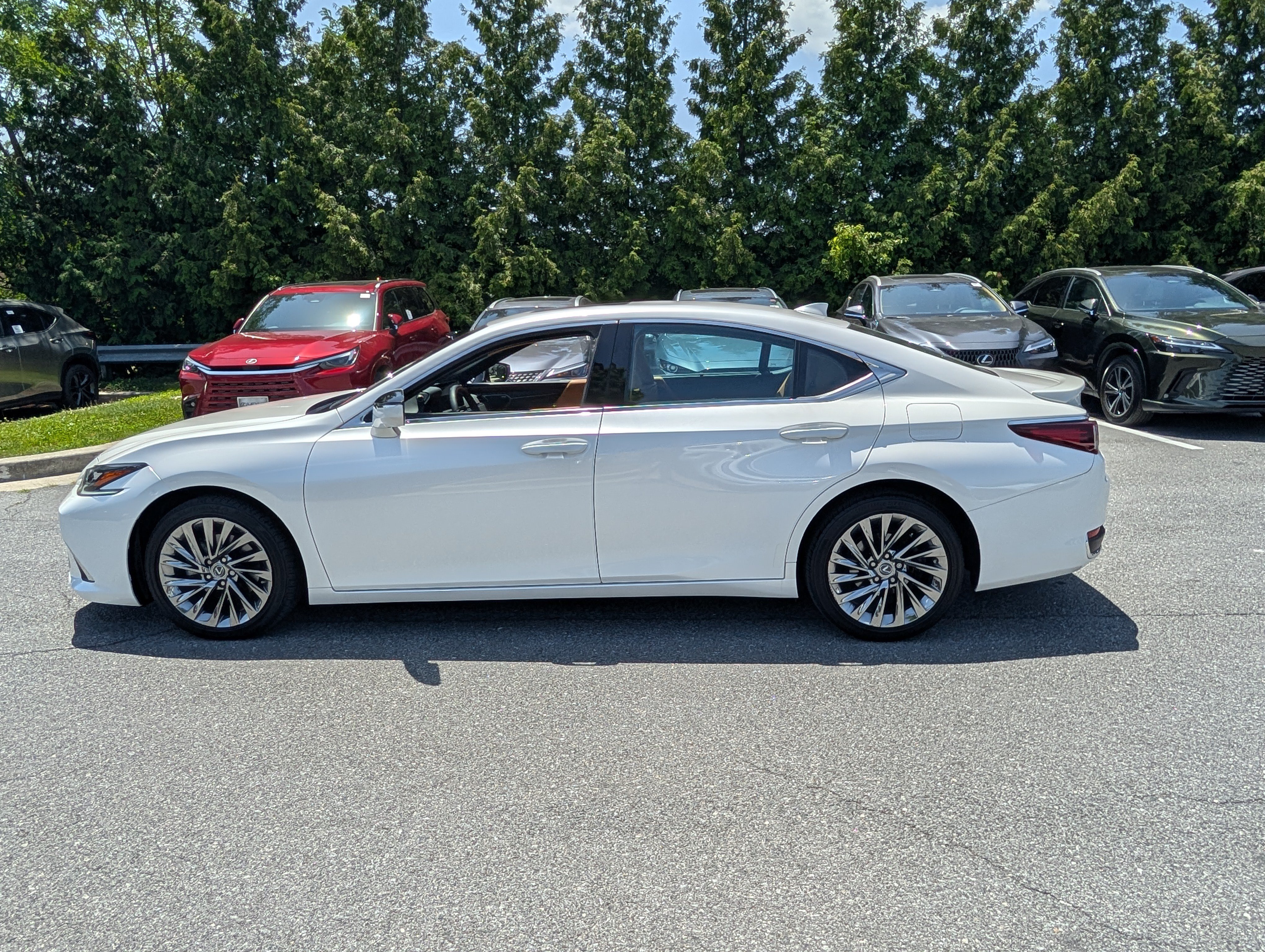 Used 2024 Lexus ES 300h Ultra Luxury w/ Accessory Package (Z2) FWD image 6