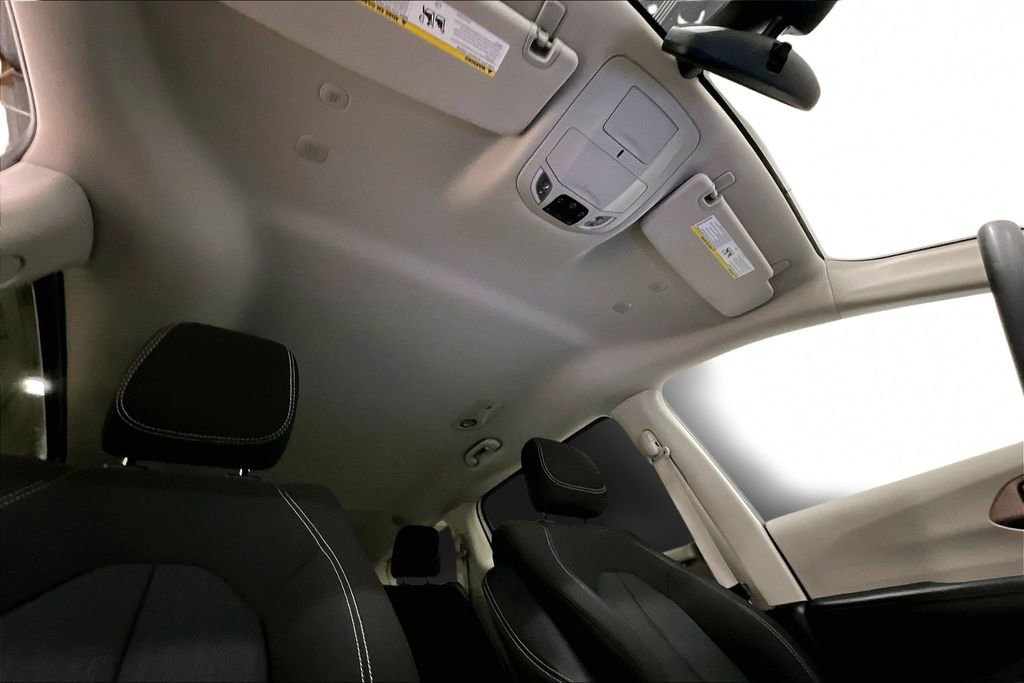 Used 2023 Chrysler Voyager LX image 28