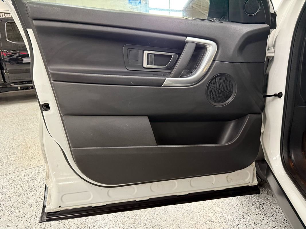 Used 2018 Land Rover Discovery Sport SE image 9