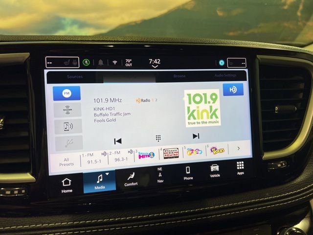 Used 2024 Chrysler Pacifica Limited FWD image 35