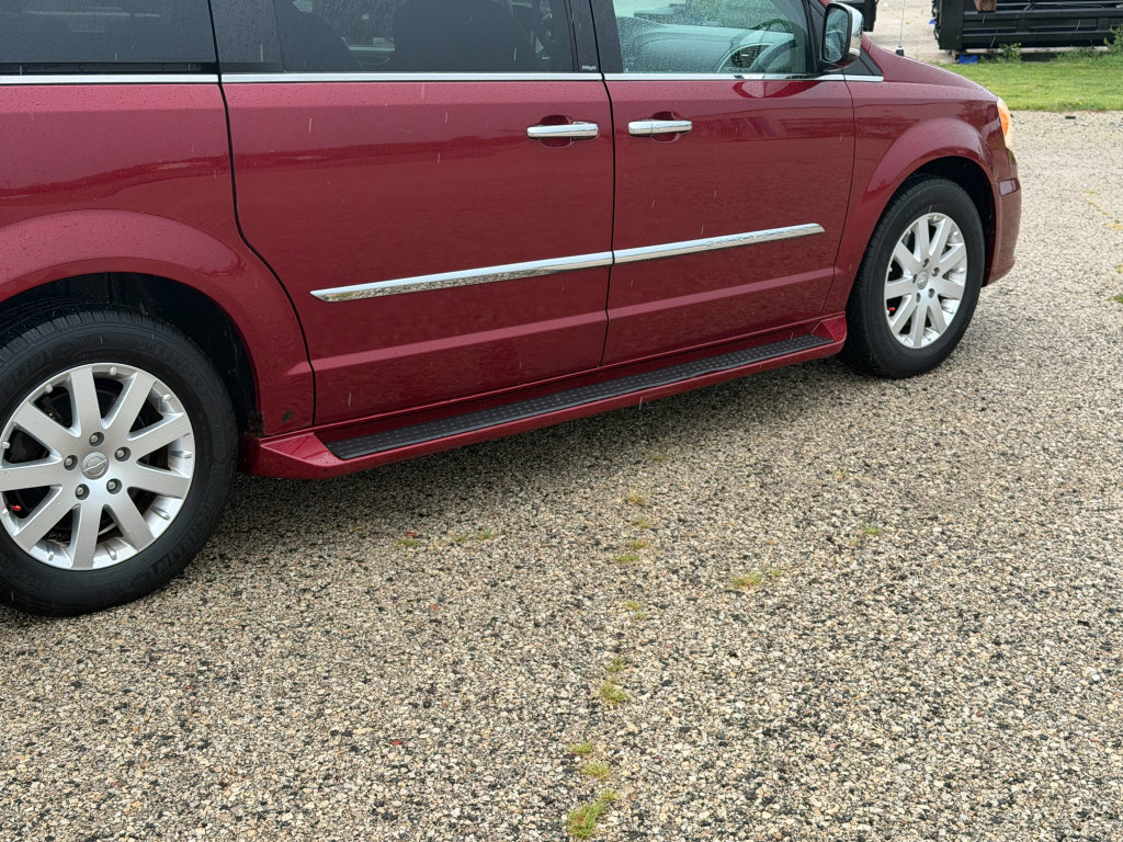 Used 2012 Chrysler Town & Country Touring-L w/ Driver Convenience Group FWD image 9