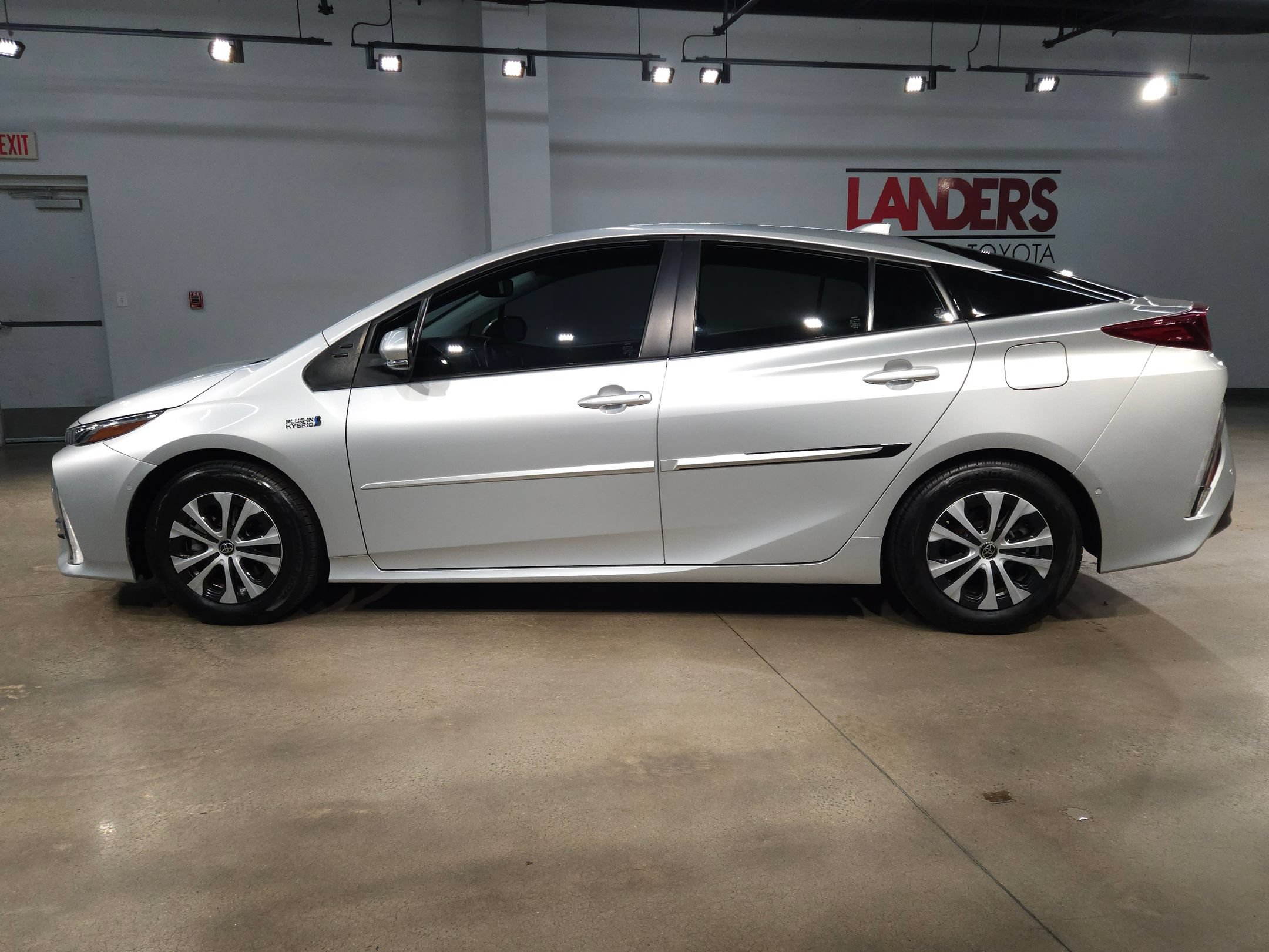 Used 2021 Toyota Prius Prime Limited FWD image 4