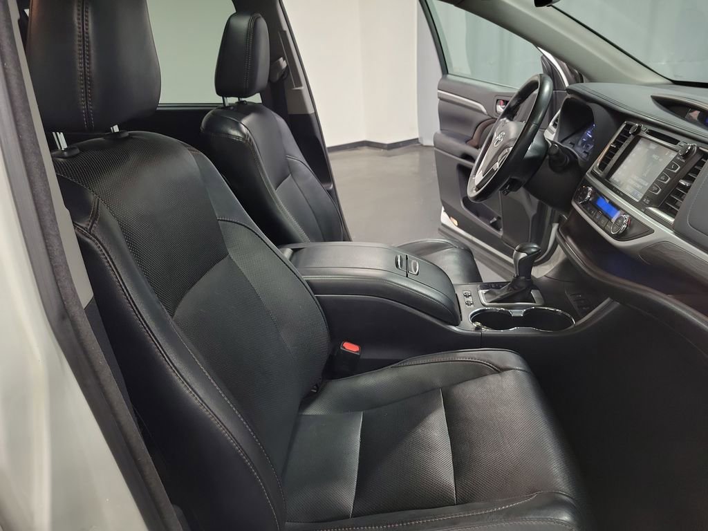 Used 2017 Toyota Highlander Limited image 24
