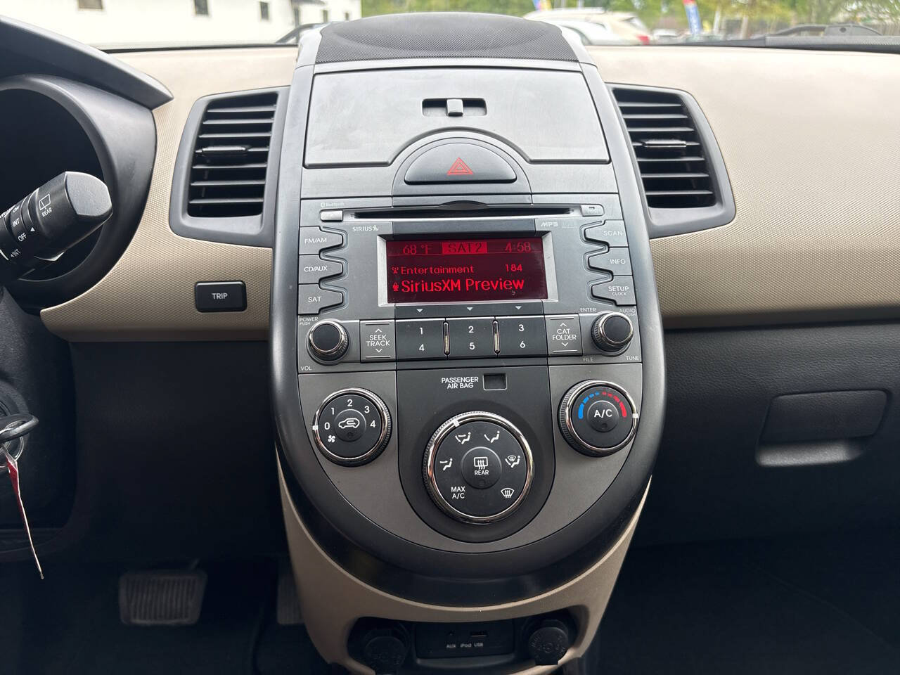 Used 2011 Kia Soul ! FWD image 12