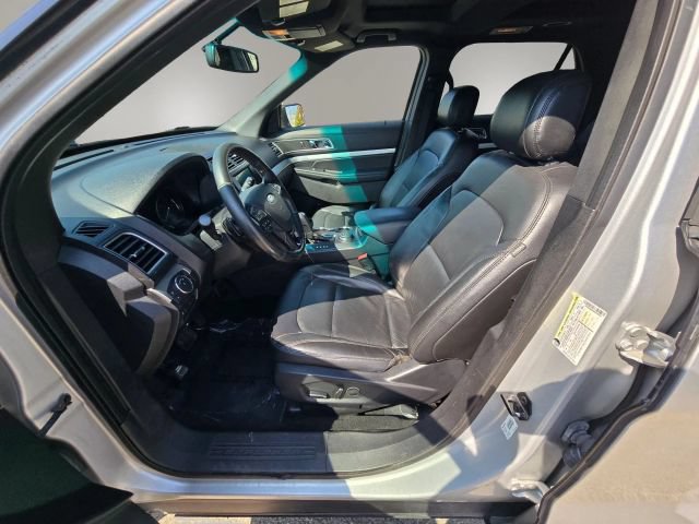 Used 2017 Ford Explorer XLT w/ Equipment Group 202A AWD/4WD image 9