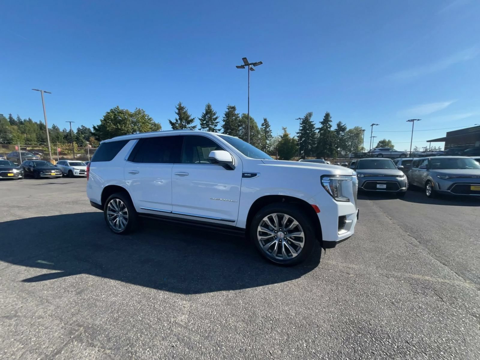 Used 2021 GMC Yukon Denali w/ Denali Premium Package AWD/4WD image 2