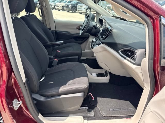 Used 2017 Chrysler Pacifica Touring FWD image 13