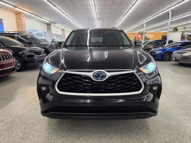 Used 2024 Toyota Highlander XLE AWD/4WD image 3