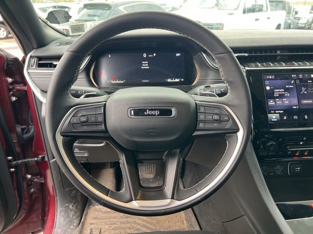 Used 2025 Jeep Grand Cherokee Altitude image 16