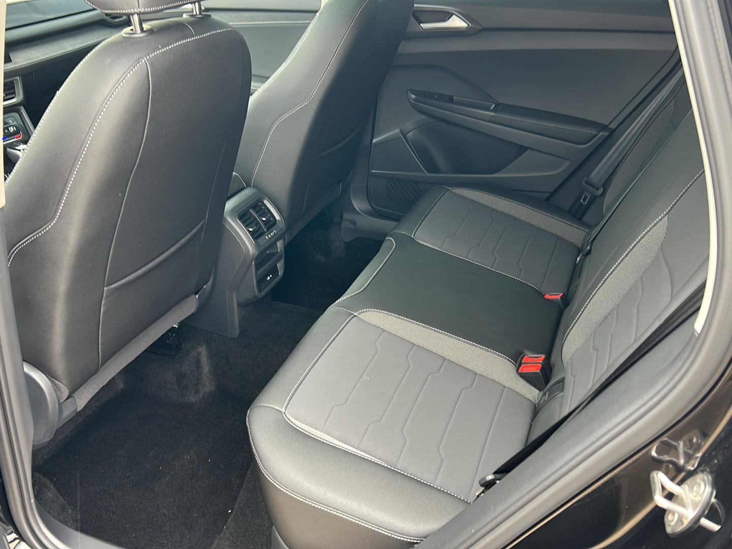 Used 2025 Volkswagen Taos SE image 28