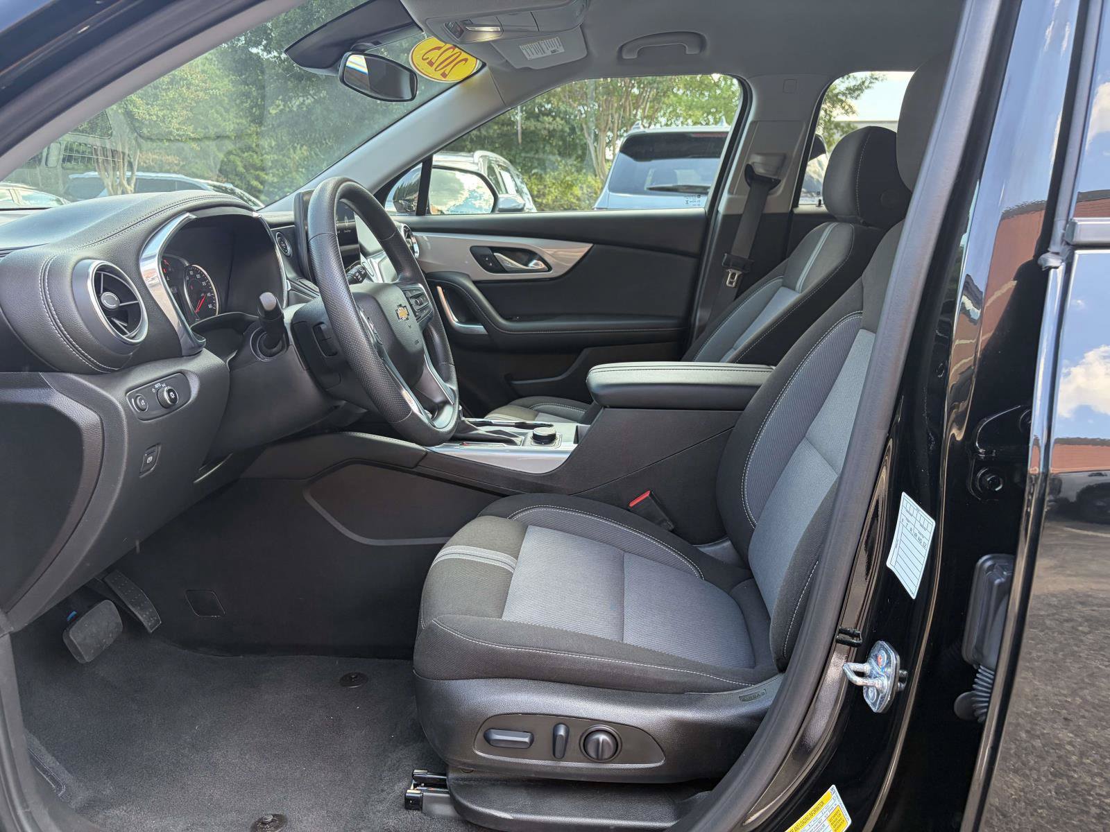 Used 2025 Chevrolet Blazer LT FWD image 4