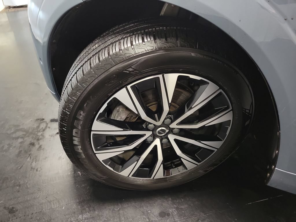 Used 2023 Volvo XC60 B5 Plus AWD/4WD image 13