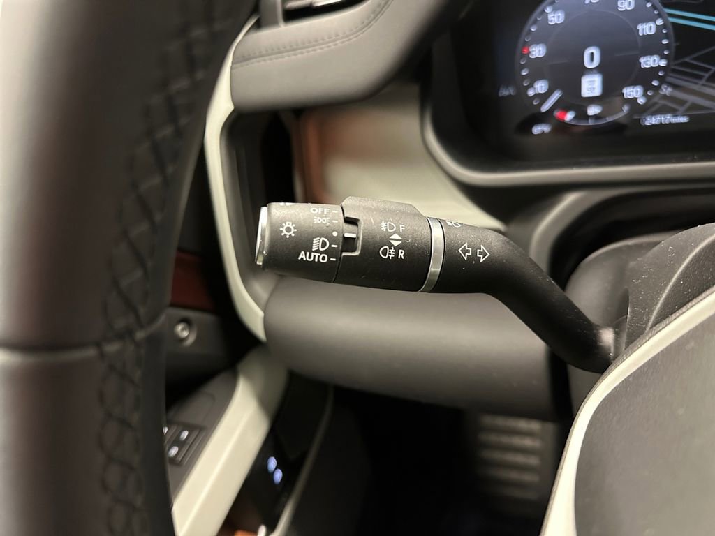 Used 2024 Land Rover Defender 130 X-Dynamic SE image 18