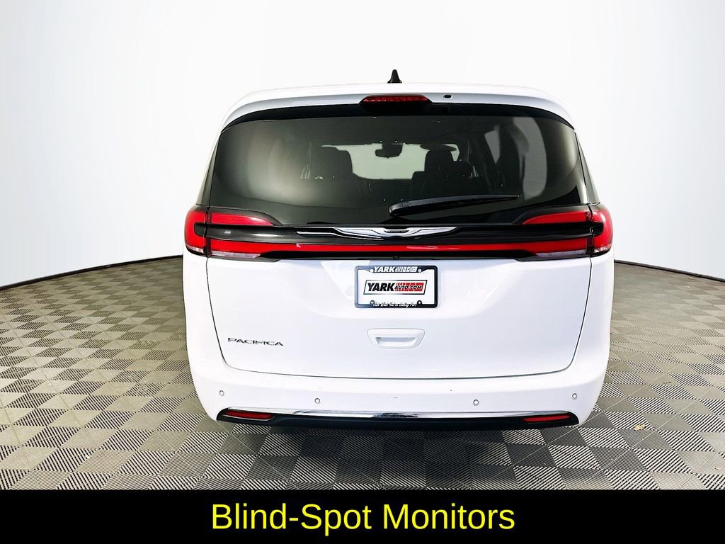 Used 2024 Chrysler Pacifica Touring-L FWD image 9