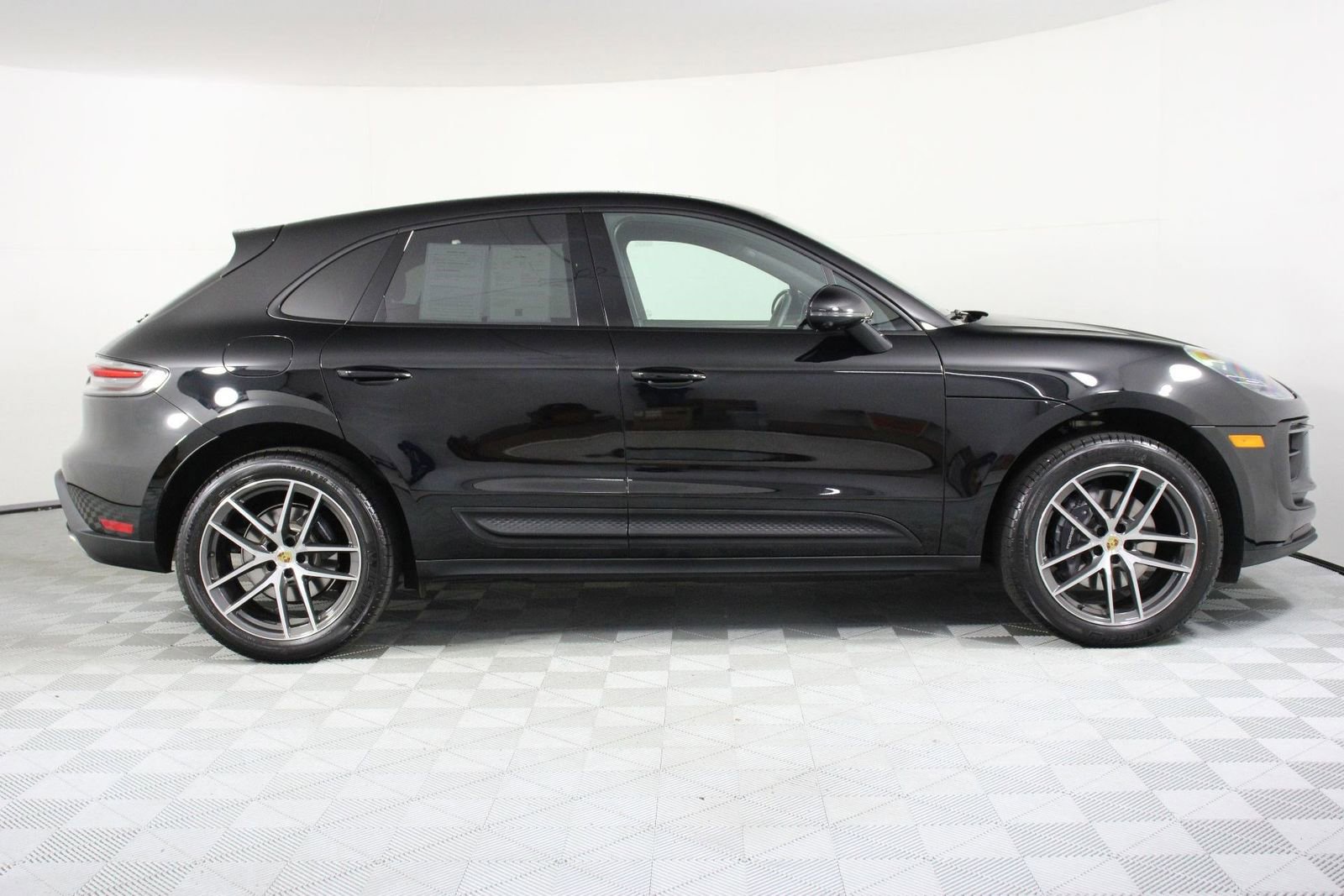 Certified 2025 Porsche Macan image 8