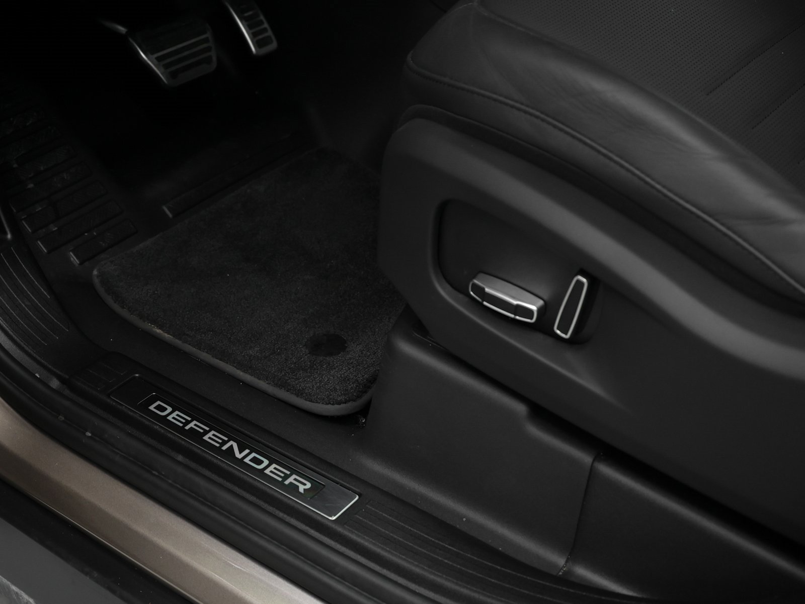 Used 2025 Land Rover Defender 110 image 29