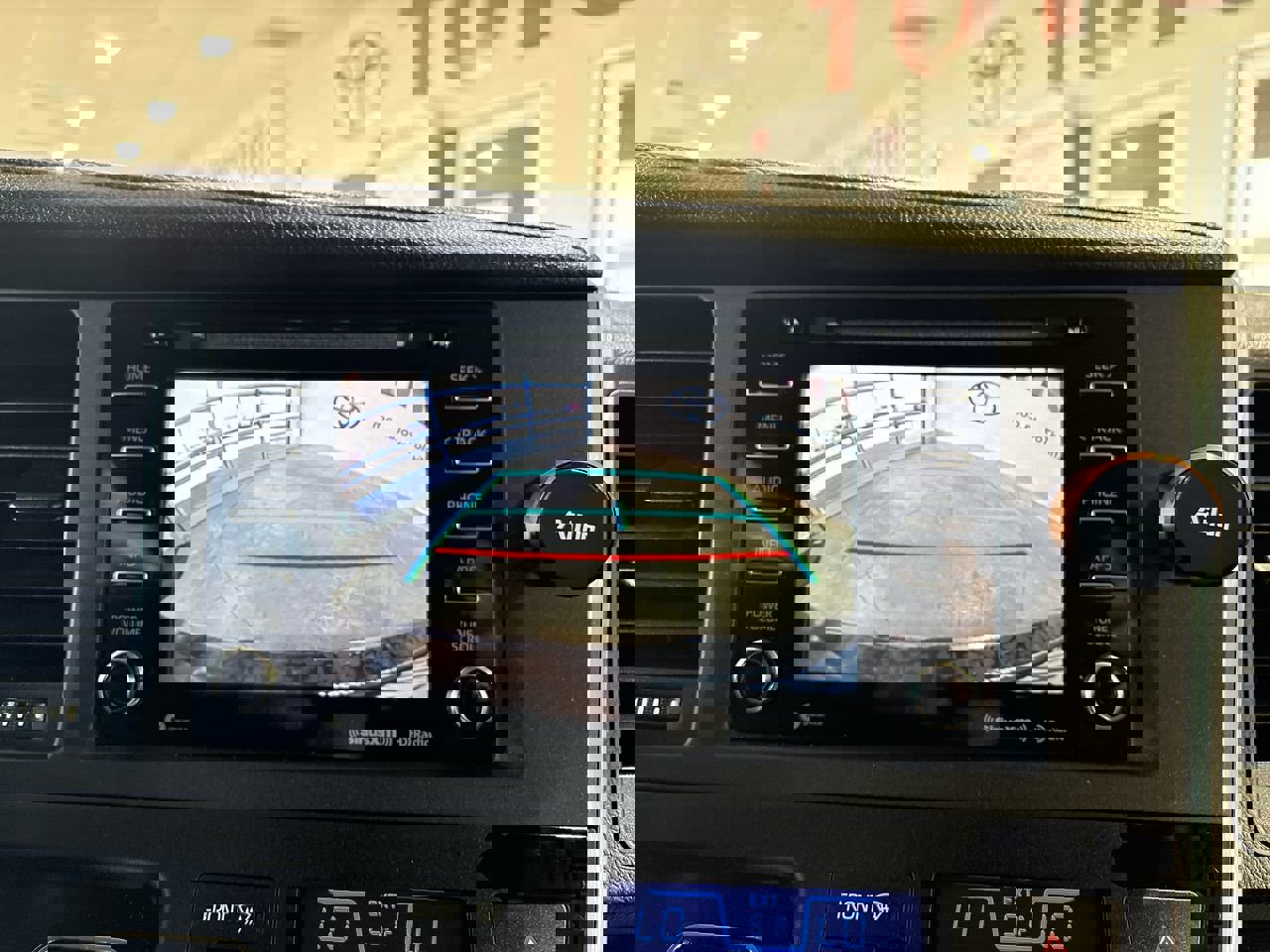 Used 2018 Toyota Sienna SE image 18