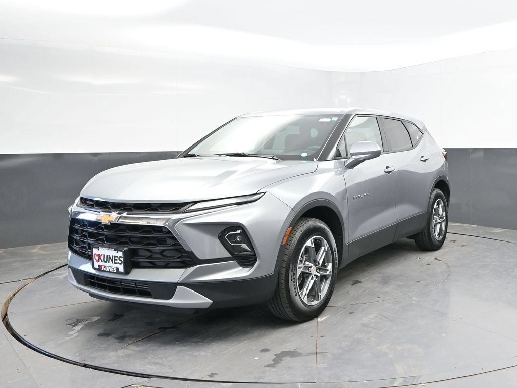 Used 2025 Chevrolet Blazer LT FWD image 3