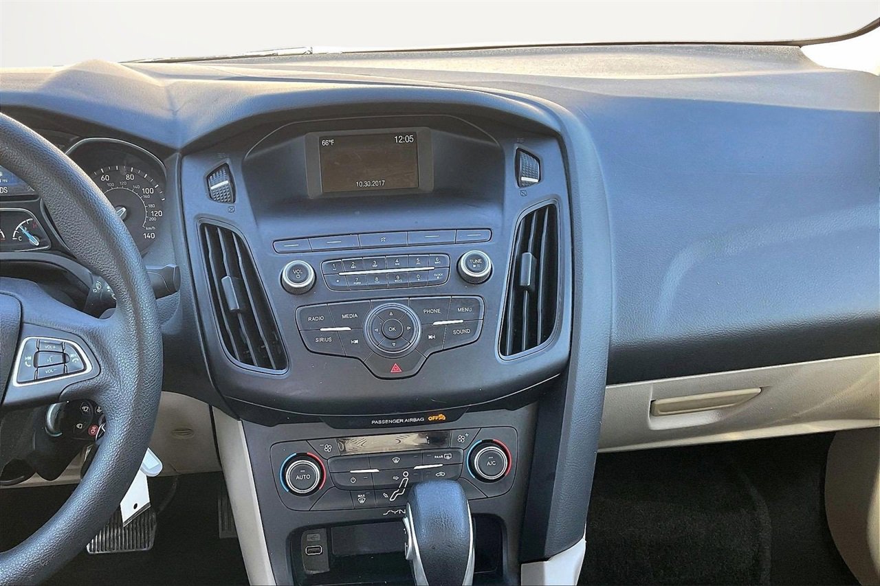 Used 2018 Ford Focus SE w/ SE Appearance Package image 13